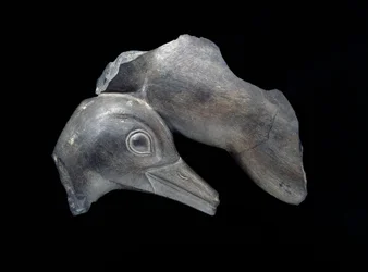 Fragment af udskåret fad med andemotiver, tidlig dynastisk periode (siltsten)